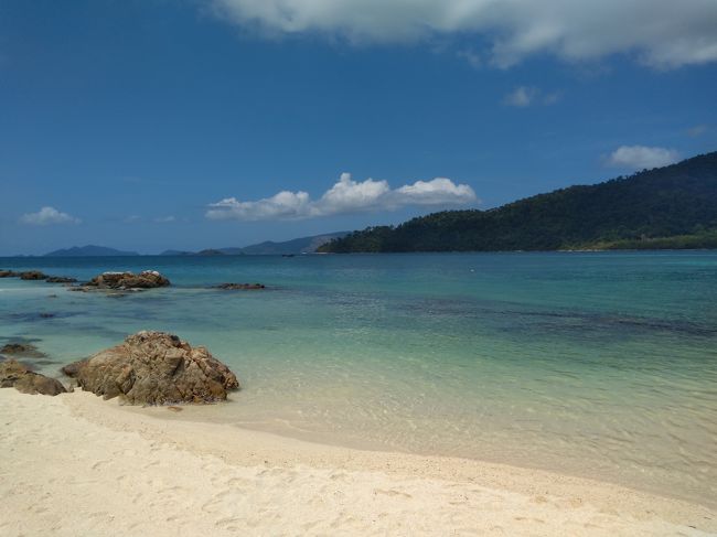 お気に入りのビーチ前を通り