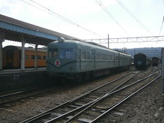 プラザロコから出てきたら、元南海のズームカー、21000系が停まっていました。(しばらく逆光の写真が連続します…)難波から高野山へ直通する特急こうやで使われていた、関西の名車です。
島根県の一畑電鉄にも譲渡されましたが、そちらでは数年前に引退してしまいました。その際、一部の部品が大井川鐵道に譲渡されたので、しばらく大井川鐵道から引退する様子はなさそうです。