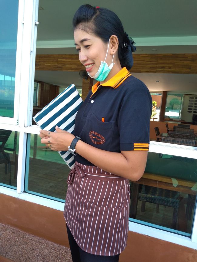 暫くしてｊさんも来られて<br />ランチをオーダー<br /><br />この綺麗なお姉さん昨年もいましたね！<br />ｊさん曰く、このお姉さんはここで数年働いており<br />ｊさんとも顔なじみの様です。<br />