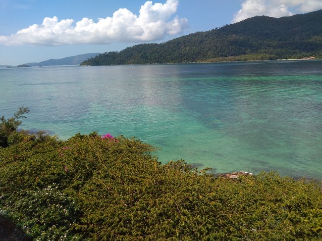 この景色を見ながらｊさんとリぺ話で盛り上がり～<br />やっぱ趣味が同じ人と話す海話は楽しいわーーー！<br /><br />散々盛り上がった後、席を立とうとした時<br />お隣の席にいた日本人女性の方から話しかけられ<br />しばしまたリぺ話で盛り上がり～<br />熊本からお一人で来たというMさんでした。<br />今晩3人で晩御飯をご一緒することに。