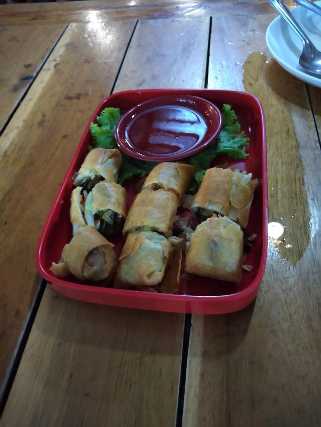 いよいよ最後の晩餐<br />Mさん交えて3人でのプチオフ会開始です。<br />この日もやはりNoyに来ました。<br /><br />まずは春巻き