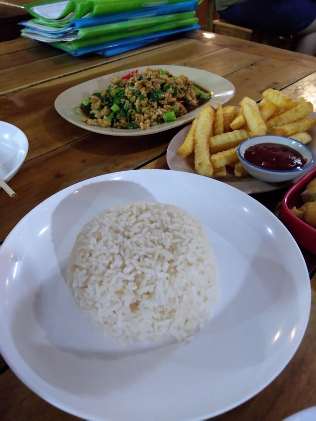 ポテト(ｊさんお好きなようで。笑　自分も好きですが。)<br />ガパオライス←観光客的な味付けで辛くなかったです。