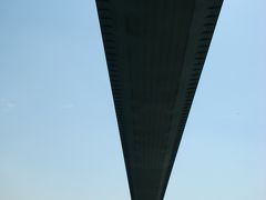 真下から見たボスポラス大橋
