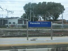 ベネチア、サンタルチア駅に到着しました。

何故か定刻通りです。13:35。