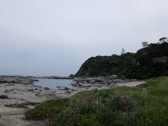 もう少し南に歩くと灯台が見えてきました。
剱崎灯台です。剱崎は三浦半島の東のとんがりで、この灯台から手前が東京湾と定義されています。