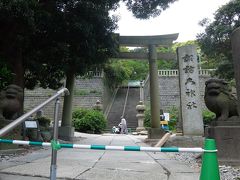 来てみたかった諏訪大神社。
修繕中で正面から入れない…