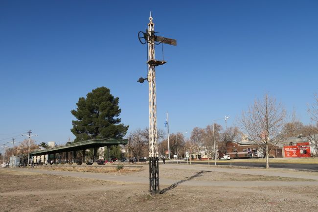 駅の端に残る腕木式信号機。上のページとは別モノです。<br /><br />この後はサンラファエルの西北→西→南とぐるっとループしていくつかの路線に分岐するのですが、西北、西部分は住宅になっていましたので、ここで終了です！