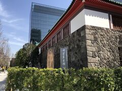 東京・赤坂『大倉集古館』

『The Okura Tokyo』に隣接している『大倉集古館』は、明治から
大正時代にかけて活躍した実業家で、大倉財閥の創設者の大倉喜八郎氏
が設立した日本初の私立美術館『大倉集古館』です。

大倉喜八郎氏と八郎氏の長男で、大倉財閥の二代目である大倉喜七郎氏
の親子が蒐集した日本・東洋の古美術、そして近代絵画を中心に国宝3件、
重要文化財13件及び重要美術品44件をはじめとする約2,500件の
美術・工芸品が所蔵されています。
建物は国の登録有形文化財となっており、ホテルに滞在の多くのお客様に
日本・東洋美術の粋に触れる機会を提供しています。

なお、『帝国ホテル』は渋沢栄一氏と大倉喜八郎氏が共に設立し、また、
『ホテルオークラ東京』本館は大倉喜八郎氏の長男の大倉喜七郎氏により
大倉邸の敷地内に設立されました。

https://www.shukokan.org/