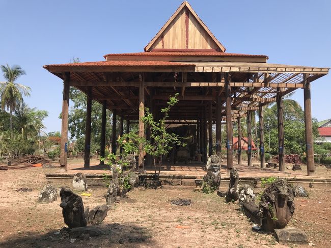 プリアティエット寺院の表に近代的なお寺の改造中