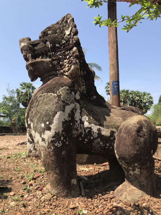 入り口に立っている獅子