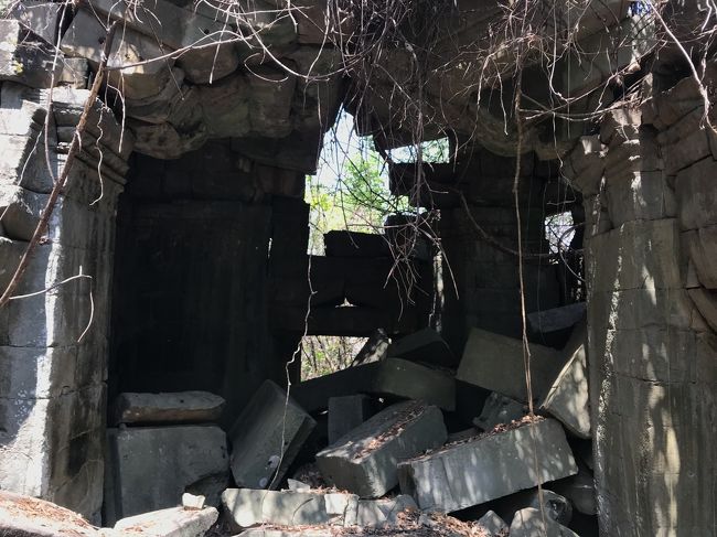 タエン寺院の本殿が崩れている状態