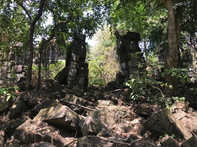 プラサットプラム寺院はアンコール地域から大プリアカンに至る王道沿いにベンメリアと同じ時代に造られました。規模はタエン寺院より大きくて見る価値がある遺跡です。