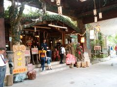昼食会場の「太魯閣山月村」に到着いたしました。ここはこの辺りの原住民をモチーフにしたレストランのようです。