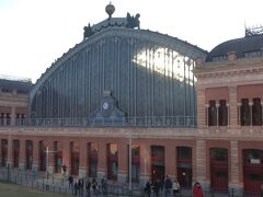 写真はマドリッド・アトーチャ駅の旧駅舎の外観だが、スペイン国鉄のマドリッド・アトーチャ・セルカニアス駅とマドリッド・プエルタ・デ・アトーチャ駅、およびアトーチャ・レンフェと呼ばれるマドリッドのメトロ駅によって形成された鉄道複合施設。かつてのプラットホームを改造した待合室・カフェテラスは鉄とガラスで高い天井の空間をつくり「植物園」に居るような演出がなされいる。
