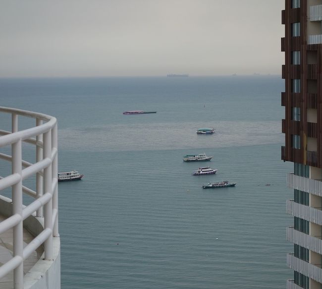 汚れた水が丸い輪になっている．．．ソイ6のビーチから直径2ｍ以上の管がこの地点まで入っています。