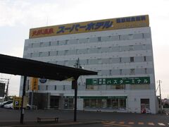 スーパーホテル釧路駅前。
外に出ました。
早朝なので、まだ涼しいくらいです。