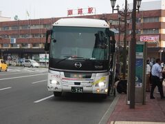 釧路市北大通。
ちょうど札幌からやって来た北海道バスの釧路特急ニュースター号が到着しました。
札幌から６時間ほどですが、夜行バスは年齢的に私にはきつそうです。