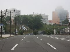 釧路市北大通。
幣舞橋が見えてきました。
少し霧がかっています。