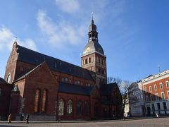 中央市場から歩いて大聖堂を目指した。

大聖堂は長い伝統を誇る。13世紀に建築が始まり、18世紀に現在の形となった。

