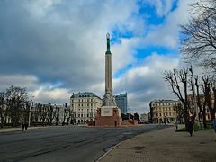 帰り道に自由記念碑に立ち寄った。1935年、ラトビアの最初の独立を記念して建てられた。ソ連時代には近づくのがためらわれたものの、人々に希望を与え続けた。
。