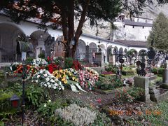 ザンクト･ペーター教会の墓地・・・
手前の花とか木は、映画ではありませんでしたね・・・・
でも綺麗なところです！！