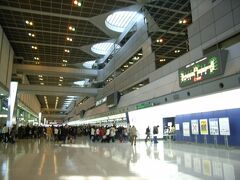 朝のバイトを終えて羽田空港へやってきました。
