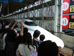 博多駅に到着しました。
こちらは東京から「のぞみ99号」の後を追いかけてきた「のぞみ1号」です。
「のぞみ99号」だった車両は、すぐに博多総合車両所に引き上げていっちゃったんですよ。