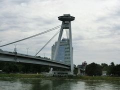 ドナウ川に架かる新橋の上にはUFOの塔が見えます。バスはこの橋を通ってブラチスラバ旧市街に入ってきました。UFOの塔には展望レストランがありますが、今回も遠くから眺めるだけでした。
見えている川はドナウ川です。