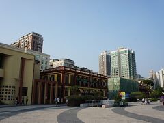ポルトガル風の建物と近代的な建物がある広場です。