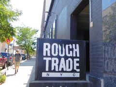 スモーガスバーグの会場からすぐ。ここも来てみたかったレコード店、Rough Trade NYC。倉庫のような店内にレコードやCD、Tシャツなどはもちろん、特製のプリクラ機（証明写真の機械？）なんかもあります。店の一角ではコーヒーも出してい流ので、暇な時ならずっといれそうです。
https://www.roughtrade.com/us/stores