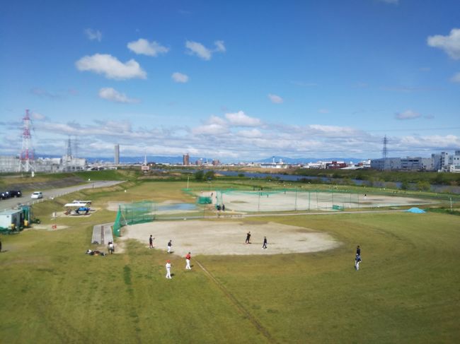 4月19日(日)<br /><br />1．春日井市<br /><br />当初は特に当てもなくサイクリング。まだ市町村めぐりは考えていなかったので名所等は訪れていません。写真は勝川橋から撮影した庄内川河川敷。