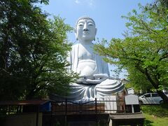 次に訪れたのは「布袋の大仏」。高さ18mで、奈良の大仏よりも高いらしい。