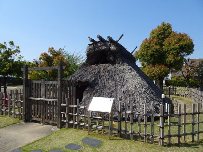 岩倉市史跡公園。「大地遺跡」から発見された弥生時代の竪穴式住居が復元されています。