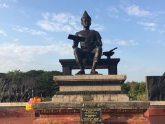 ラームカムヘーン大王像記念碑。
スコータイ王国最盛期を築いた王様で、現在もタイ国民に敬愛されているそうです。
タイの人は最初にこの像を参詣するらしいのですが最後になってしまった。