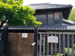 一茶双樹記念館。

小林一茶と、一茶と親交が深かった、みりんの醸造商、五代目秋元三左衛門（俳号双樹）の展示を行っています。