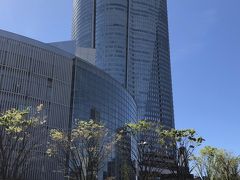 東京・六本木『Roppongi Hills』

『六本木ヒルズ』の外観の写真。

新型コロナウイルスの影響で現在、生活に必要なスーパー『リンコス』
などのライフライン関連を除いてクローズ中です。
（一部の店舗は営業中）
先日、『グランド ハイアット 東京』のグルメを載せましたが、
【フレンチキッチン】以外、クローズしてしまいました↓

<六本木・赤坂エリアの一流ホテルの朝食 ②
『グランド ハイアット 東京』フランス料理【フレンチキッチン】、
イタリアンカフェ【フィオレンティーナ】、
『ザ・キャピトルホテル東急』【ORIGAMI】>

https://4travel.jp/travelogue/11616749