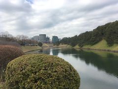 憲政記念館を後にして、皇居南西の桜田濠付近に出ました。
北の麹町方面を振り返ると、内濠の向こうに東京FMのビル等が見えました。
