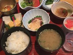 こちらで工事を使ったお料理が食べられるお店があり、セットでいただきました。
普通に和食の豪華な定食ていう感じですが、ヘルシーな感じでした。
醸造所で作ったビールの飲み比べも出来たのですが、私は運転してたので、飲まず。代わりに麹を使ったシュークリームをデザートで食べましたw