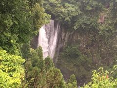 ドライブがてら犬飼滝を見に行ったのですが、とにかく激しい雨！ワイパー最強にしなくてはいけないくらいの豪雨にあってしまったので、滝見台からワーっていいながら見ただけですが。雨のせいで水量がすごく、濁流みたいになってました。
天気がよいと滝つぼの側まで降りられるみたいですよ。