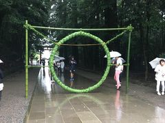 翌日も台風が直撃して警報が出ている大雨の中、霧島神宮へ。夏越しの祓えだったので、茅の輪くぐりをさせていただきました。
これ、しばらく置いてあるところが多いと思いますが、ちょうど6月晦日に行けてこんな青々した茅の輪きれいでした。