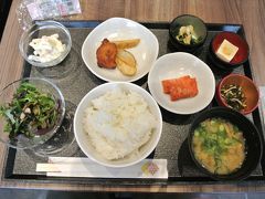 ホテル滞在3日目の朝，8時15分頃に部屋を出てホテル1階の朝食会場「HATAGO 旅籠」へ，写真はみさぱぱの朝食です．普段の朝食はパンとコーヒーだけなのですが，旅に出ると何故か朝からしっかりと食べられます．