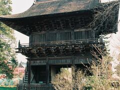 禅林街は、弘前城の出城としての役割を担っていたらしく、入口の枡形は、防御のための構えというわけだ。
その禅林街の奥にあった長勝寺に立ち寄ってみる。
歩いて行くと、寛永6年(1629)に、２代藩主津軽信枚によって建立された重厚な三門が出迎えてくれた。