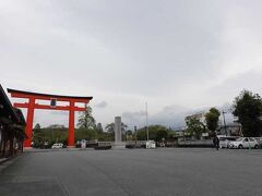 富士山本宮浅間大社に来ました。
鳥居右側に富士山が見えましたがわからないかな。
新型コロナウィルスで騒がれていますので、観光客はいません。