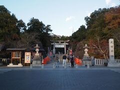 15：40　武田神社
武田信虎が造った躑躅ヶ崎館というお城の跡地。そこに大正時代（1919年）に武田信玄を祭神とする神社が創建されました。
山梨の人は信玄愛が強い。