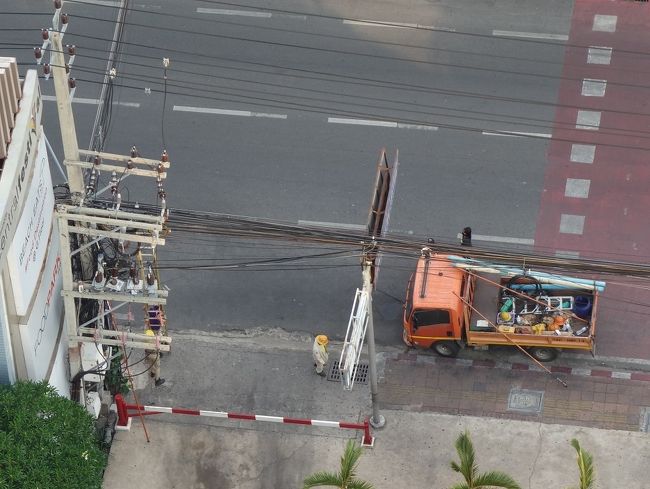 14時頃に雨もなく風も無いのに突然に停電だ！！<br />17：15．．．やっと電気工事人が来が高所作業車でない為に悪い加所まで届かず