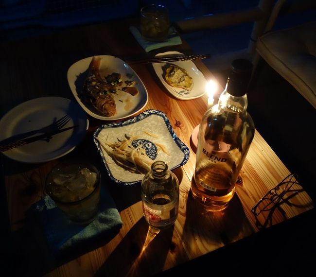 しかたなく蝋燭の光で夕食だ！！．．．備えあれば患いなし．．．えへん。<br />イトヨリの煮魚　プーチャー