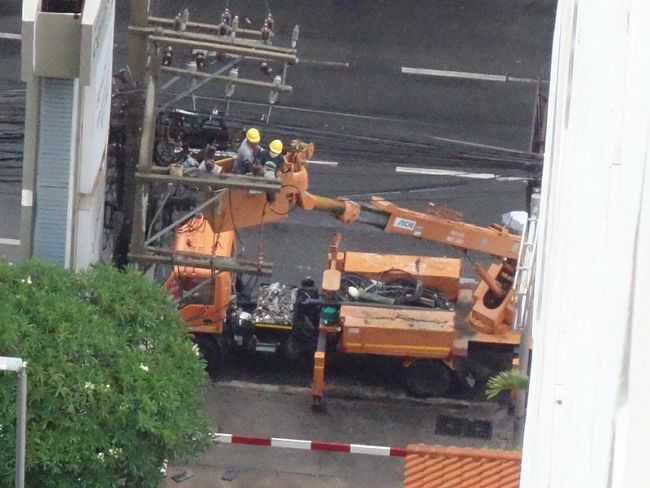 バケット車を使って修理をしているが難航しています。