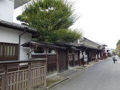 　２～3軒隣には、1804年に創建された純和風建築の老舗旅館「松屋旅館」があります。江戸時代に建てられた文化財は古民家再生でリニューアルされ、一般客もかなり手頃な金額で泊まる事ができるし、予約で食事のみの利用もできるようなので興味のある方はどうぞ。