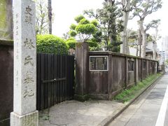 牛込柳町駅から10分ほど歩いた住宅街に残る林氏墓地へ。
徳川幕府に仕えた朱子学の林家の代々の当主と家族など81基の墓碑があります。中に入ることはできませんが、塀についている柵の間から珍しい儒葬を見ることができました。
