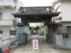 まずは市谷?・町交差点から5分ほど、市谷薬王寺町に建つ浄土真宗寺院・浄栄寺へ。
最近は石柱の門や近代的な山門が多い中、この寺の門は江戸時代後期に造られた木造の堂々とした門で、歴史と趣、重厚感が感じられました。境内には、江戸時代前半に鋳造された銅造の梵鐘も残っています。墓所や境内は狭い寺ですが、歴史的遺産を見ることができる寺です。